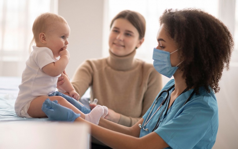 ¿Qué vacunas debo colocarle a mi bebé y de que lo protegen?